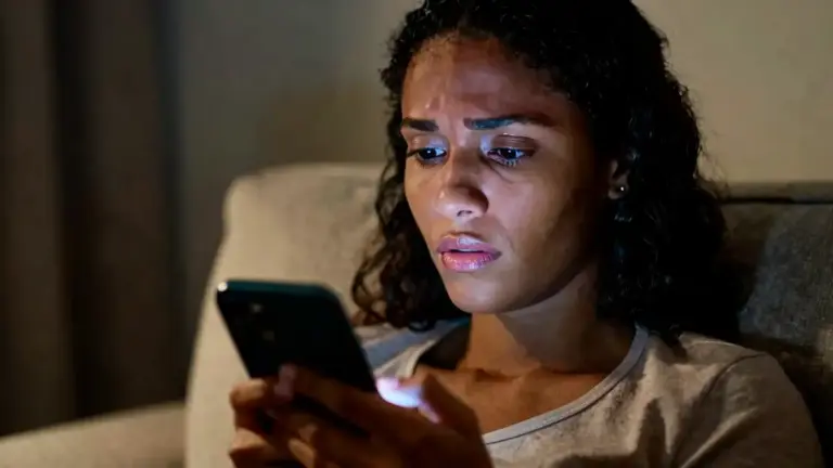 Mulher abalada ao descobrir mensagens da família do namorado no celular